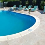 Piscina amenajata cu travertin clasic antichizat