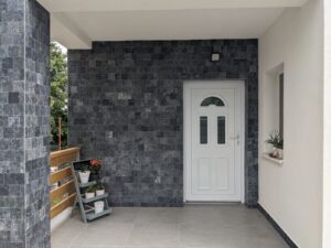 Transformă aspectul casei tale cu plăci de marmură Black cu finisaj antichizat