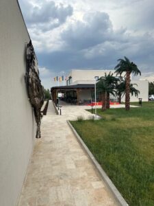 Amenajarea spectaculoasă a centrului de echitație Black Sea Horses cu travertin