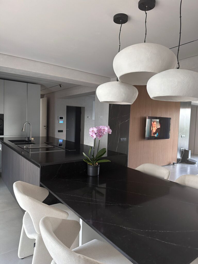 Design Bucătărie Amenajată cu Lastra Quartz Black Sante și Lastra Quartz Calacatta Alb