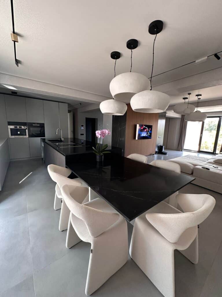 Design Bucătărie Amenajată cu Lastra Quartz Black Sante și Lastra Quartz Calacatta Alb