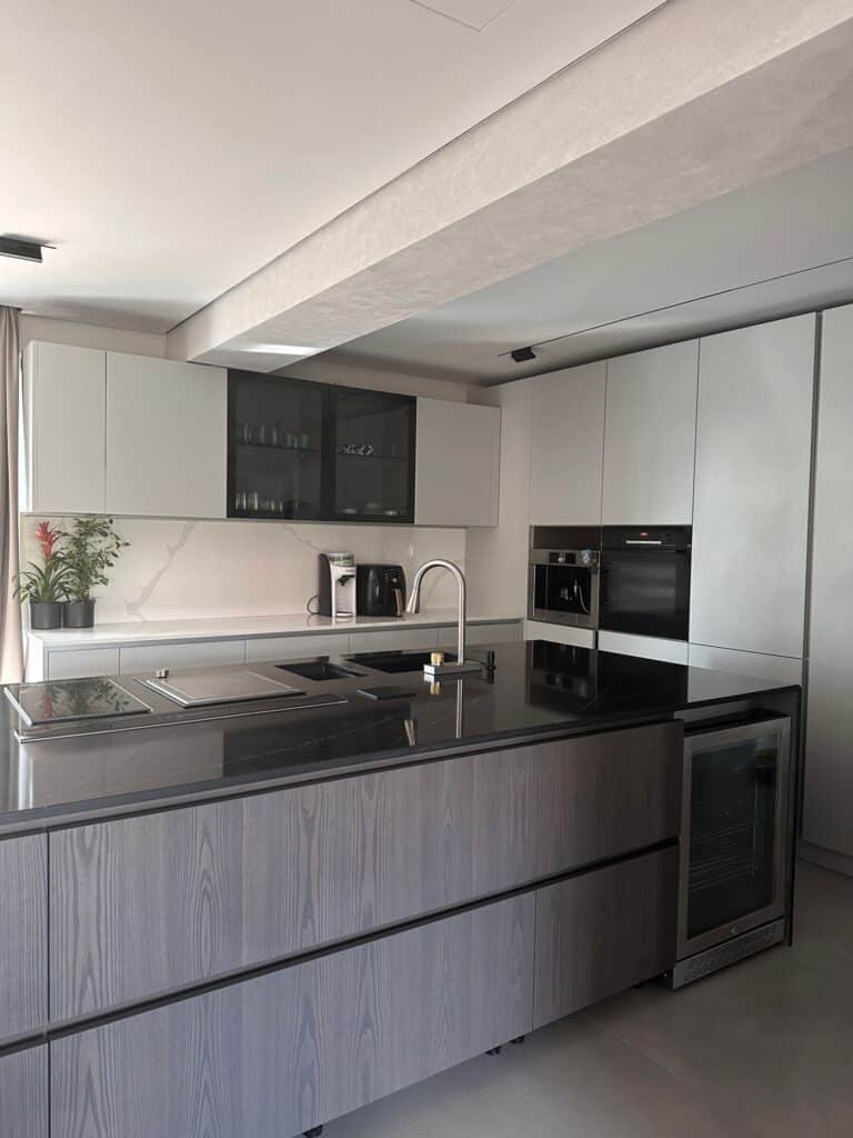 Design Bucătărie Amenajată cu Lastra Quartz Black Sante și Lastra Quartz Calacatta Alb