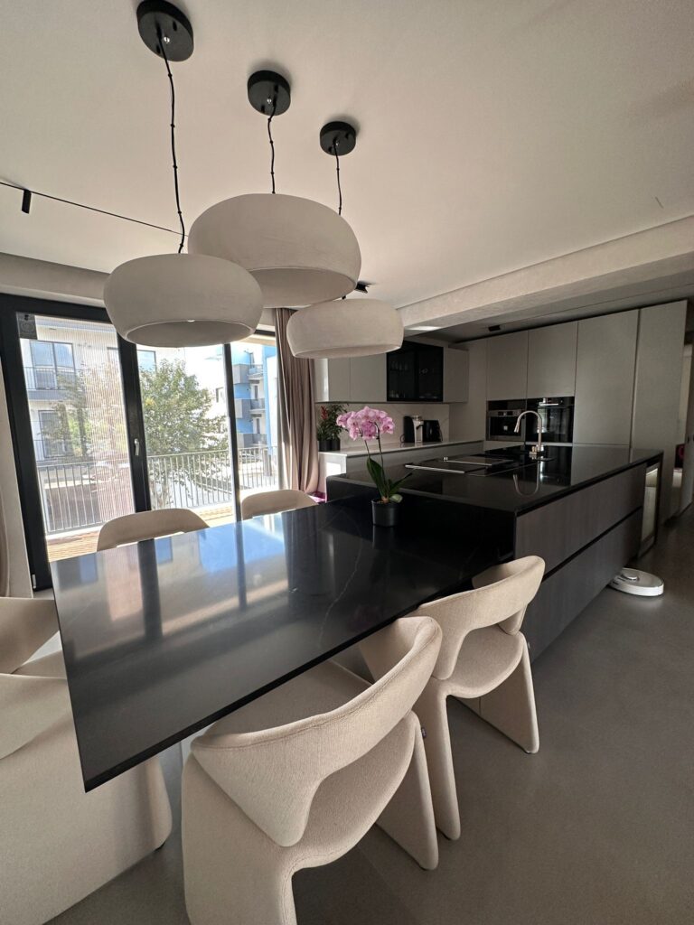 Design Bucătărie Amenajată cu Lastra Quartz Black Sante și Lastra Quartz Calacatta Alb