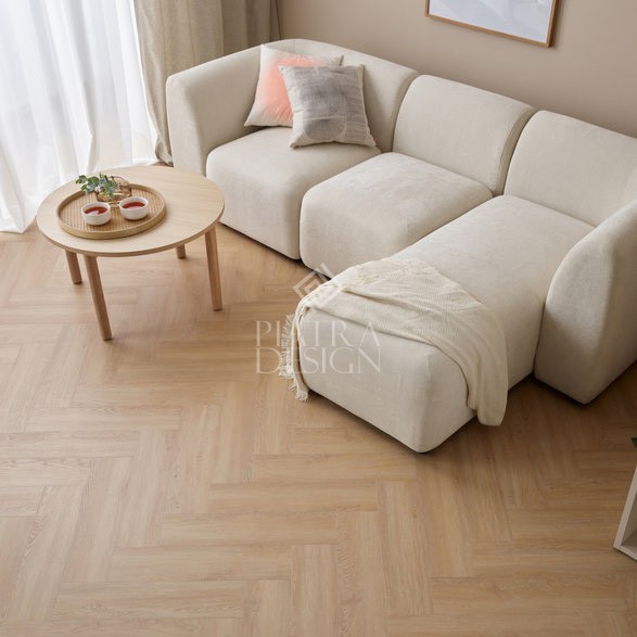 PODLOGA-WINYLOWA-REGA-KANSAS-OAK-GALLERY4_w1920-h767-q85 Parchet SPC Herringbone Stejar Natur Kansas Cu Izolatie - imagine 1